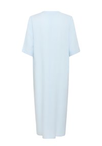 Robe d'hôpital bleu clair à manches courtes, avec ouverture au dos et ourlet de longueur moyenne, présentée sur un fond blanc uni.