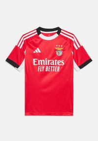 Crvena nogometna majica s crnim i bijelim akcentima, na kojoj se iznad loga nalaze tri zvijezde i natpis "Emirates Fly Better" u bijelom tekstu.