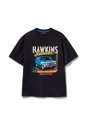 Czarna bawełniana koszulka z grafiką niebieskiego vana oraz retro napisem „HAWKINS Hitmaker!” i „BENETTON” w kolorowych akcentach. Krótkie rękawy.