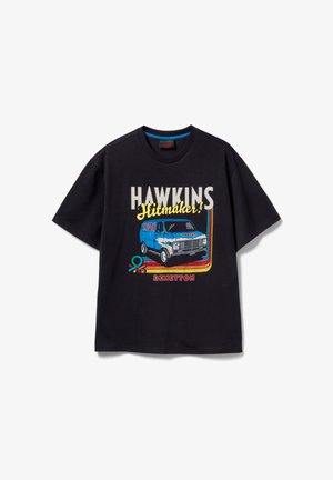 Czarna bawełniana koszulka z grafiką niebieskiego vana oraz retro napisem „HAWKINS Hitmaker!” i „BENETTON” w kolorowych akcentach. Krótkie rękawy.