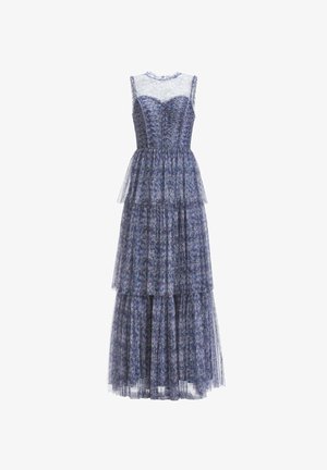 Robe sans manches en tissu translucide dans des nuances de bleu et de violet. Présente un corsage ajusté et un motif floral sur l'ensemble.