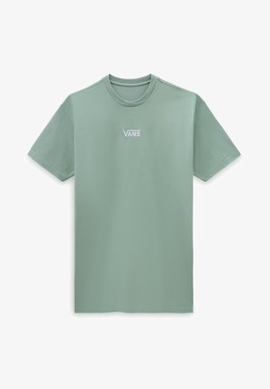 Camiseta de manga corta de color verde salvia con cuello redondo y logo de Vans en blanco centrado en el pecho, mostrada sobre un fondo blanco.