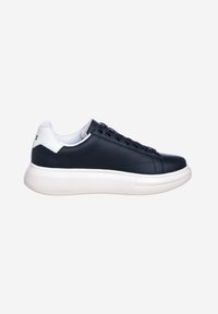 Sneakers in pelle blu navy con linguetta posteriore imbottita bianca e suola spessa bianca. Presentano occhielli neri e lacci rotondi.