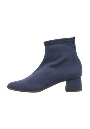 Bottines en tissu bleu marine avec un bout effilé et un talon bloc, présentant un design sans couture et une tige à hauteur de cheville pour un ajustement confortable.