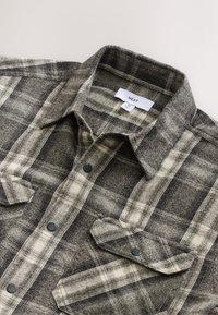 Chemise à carreaux gris et crème avec boutons, poches à rabat et boutons-pression noirs, taille moyenne, marque NEXT.