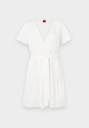 Biała sukienka w kształcie kopertowym, wykonana z bawełny, z krótkimi rękawami, dekoltem w kształcie litery V, paskiem w talii oraz marszczonym dołem.