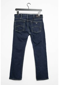 Jean en denim bleu marine avec une jambe droite, deux poches arrière et des coutures visibles. Étiquette attachée à la taille, aucune vue de face montrée.