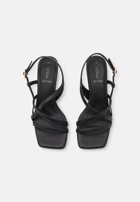 Schwarze weiche Schaum-Sandalen mit quadratischer Zehenpartie, ausgestattet mit dünnen, überkreuzten Riemen und einem verstellbaren Knöchelriemen, Größe 37.