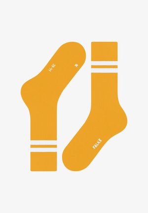 Chaussettes de sport jaune moutarde avec deux rayures blanches près du haut, étiquetées "FALKE" et marquées "R" pour la taille du pied droit.