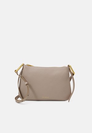 Beżowa skórzana torba na ramię z regulowanym paskiem i złotymi okuciami, wyposażona w zamek błyskawiczny i subtelne logo marki.