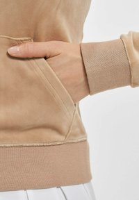 Juicy Couture ROBERTSON CLASSIC - Mikina so zipsom - brown