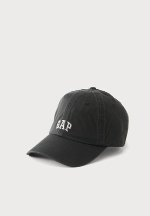 Zwarte katoenen baseballpet met gebogen klep en wit "GAP" logo geborduurd op de voorkant in het midden.