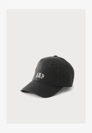 Sort bomulds baseballkasket med buet skygge og hvidt "GAP" logo broderet foran i midten.