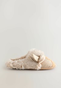 Beige pantofle z umělé srsti s texturovaným povrchem. Mají nadýchaný lem a malé rohy. Ozdobené tkaným vzorem a šitými detaily.