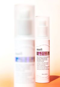 Klairs Freshly Juiced Vitamin Charging Serum i en klar, cylindrisk flaska med en vit pump-top och en vit etikett med färgad text.
