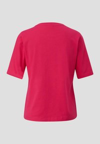 Korte mouwen t-shirt van helderroze katoen. Heeft een ronde hals en een eenvoudig ontwerp zonder patronen of accenten.