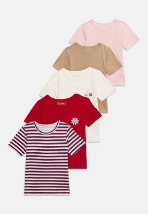Fem kortærmede børne-T-shirts i pink, beige, hvid med blomstertryk, rød med blomst og pink-lilla stribet design.