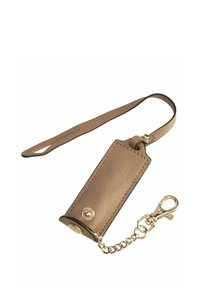 Leder-Schlüsselanhänger in hellbeige mit strukturierter Oberfläche, ausgestattet mit einem goldfarbenen Verschluss und Kette sowie einem Druckknopf-Detail auf der Oberseite.