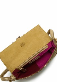Sac à main en daim marron clair avec une bandoulière métallique dorée. L'intérieur présente une doublure rose vif et un compartiment à fermeture éclair. La fermeture est un bouton-pression métallique.