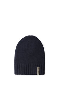 Stickad mössa i marinblått med en textured finish, med en ribbad nederdel och en liten varumärkesetikett på sidan.