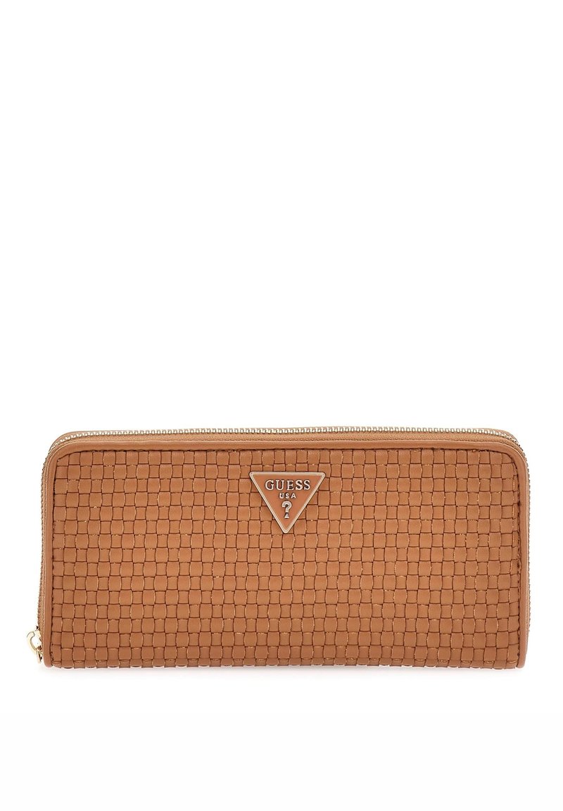 Portafoglio in pelle intrecciata color tan con logo triangolare argento e chiusura a zip; presenta una superficie testurizzata e una forma rettangolare.