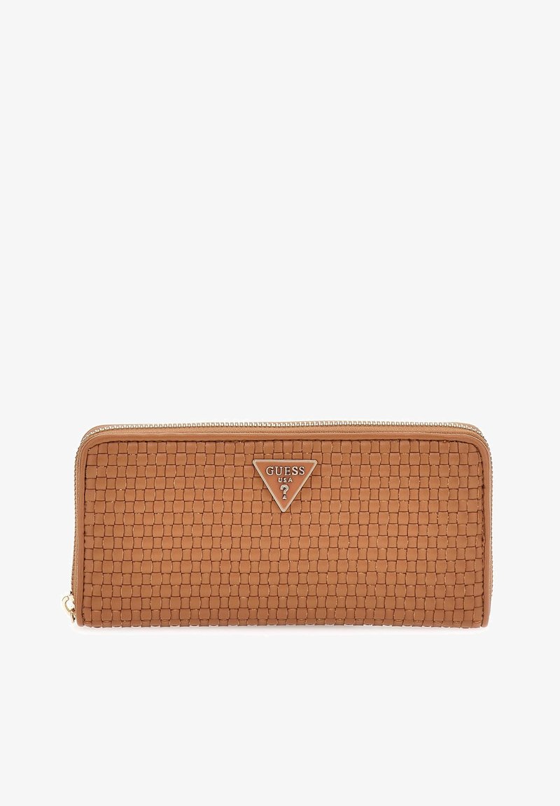Portafoglio in pelle intrecciata color tan con logo triangolare argento e chiusura a zip; presenta una superficie testurizzata e una forma rettangolare.