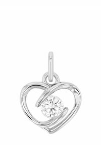 Colgante en forma de corazón de plata con una piedra preciosa clara y brillante suspendida en el centro.