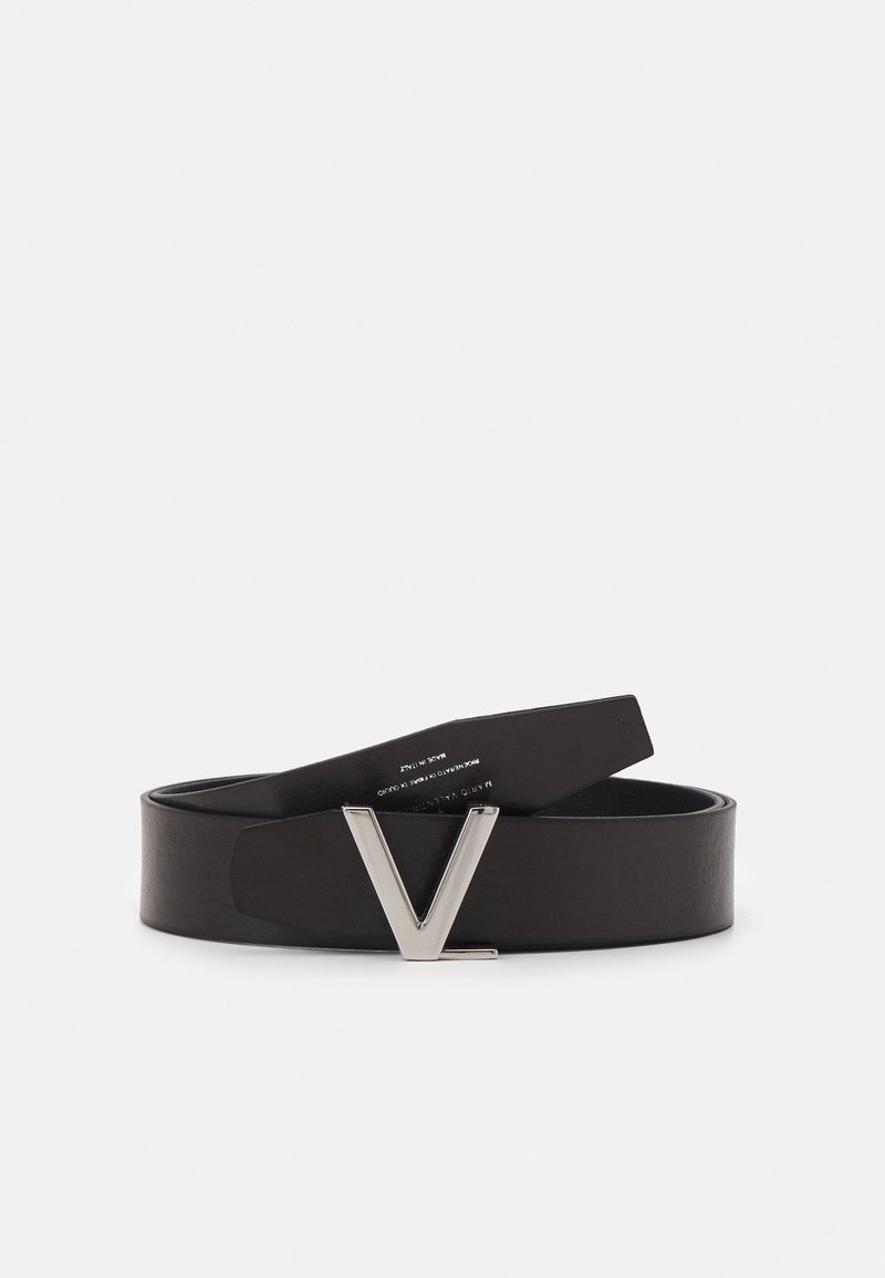 Cinturón de cuero negro con acabado mate, que presenta una hebilla en forma de "V" de metal plateado. El cinturón tiene una textura suave y un diseño robusto.