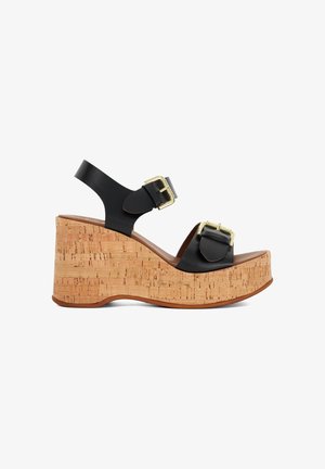 Zwarte leren wedge sandalen met een kurken platform. Kenmerken zijn twee straps met gouden gespen en een gladde textuur. De hoogte van de wedge is opvallend.