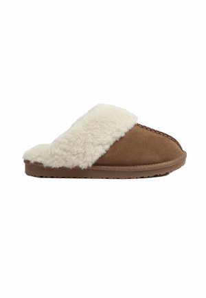 Brune ruskinds-slipper med en fluffy cremefarvet shearling-overdel, rund tå og en struktureret gummisål. Designet til komfort og varme.