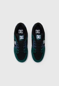 Schwarze und tealfarbene Sneakers aus Wildleder und Netzmaterial; Schnürdesign, weiße Sohle und Logoakzente auf der Zunge und der Seite.