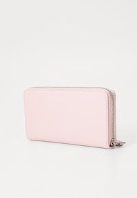 Portafoglio in pelle rosa con una superficie liscia, forma rettangolare e chiusura a cerniera in metallo argentato su un lato. Design minimalista, senza motivi.