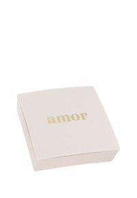 Krämlik fyrkantig smyckeslåda med "amor" i guldtext på locket, stängd, isolerad på vit bakgrund.