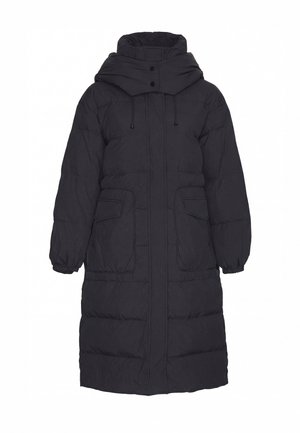 Long manteau matelassé noir avec col montant, rabat de cou boutonné, fermeture éclair frontale, deux poches à rabat et poignets élastiques aux manches.