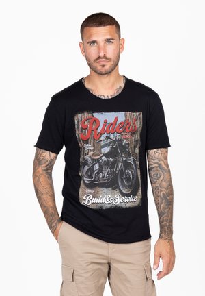 Schwarzes Baumwoll-T-Shirt mit einem Vintage-Motorrad-Design. Mit rotem und weißem Text. Kurze Ärmel, runder Ausschnitt, lockere Passform.