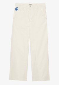 Pantalons larges blancs en toile de coton, avec poches avant et un patch de ours bleu sur la poche gauche. Comprend une fermeture à bouton métallique.