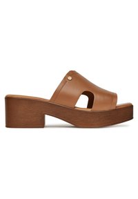 Sandale mule plateforme en cuir marron avec talon en bois massif et design à bout ouvert sur fond blanc.