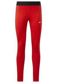 Czerwone legginsy kompresyjne sportowe z czarnym paskiem w talii i małym białym logo na prawej udzie, wyeksponowane na czystym białym tle.
