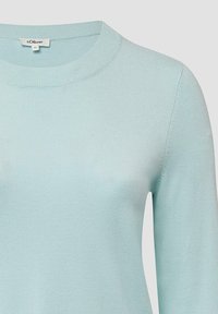 Lichtblauwe crew neck trui met lange mouwen, gemarkeerd maat 44 van het merk s.Oliver, weergegeven op een effen achtergrond.