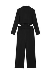 Completo nero su misura composto da giacca cropped con colletto e pantaloni a gamba larga, realizzato in tessuto morbido e leggero.