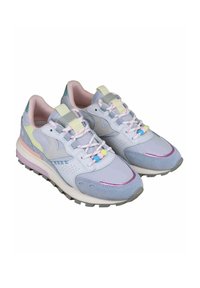 Sneaker lilla chiaro con tomaia in suede e rete, accenti pastello, suola intermedia bianca spessa e suola in gomma. Presenta dettagli colorati nei lacci.
