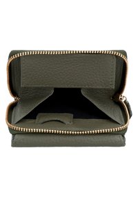 Kompakts tumši zaļš teksturēts ādas maks ar zelta rāvējslēdzēju, atvērts, lai parādītu vairākas iekšējās nodalījumus, tostarp monētu kabatu un karšu vietas.