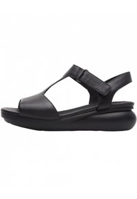 Infradito in pelle nera con punta aperta, cinturino regolabile e suola a piattaforma nera sagomata, caratterizzata da una texture liscia e un design minimale.