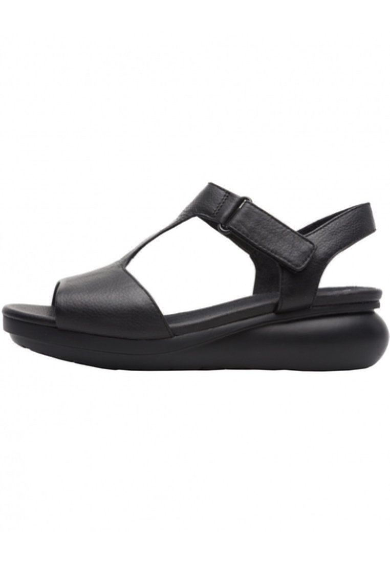 Infradito in pelle nera con punta aperta, cinturino regolabile e suola a piattaforma nera sagomata, caratterizzata da una texture liscia e un design minimale.