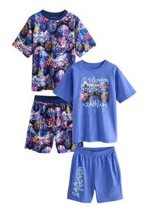 Zwei Jungen stehen barfuß drinnen und tragen bunte T-Shirts mit Grafiken und Shorts mit Designs von Videospiel-Controllern.