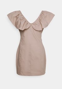 Vestido corto beige con gran escote rizado de tirantes caídos y cintura ajustada, diseño sencillo, tejido suave sobre fondo blanco.