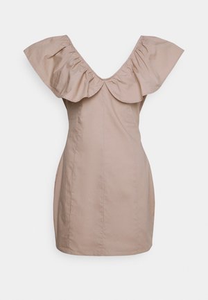 Beiges kurzes Kleid mit großzügigem, gerafftem, schulterfreien Ausschnitt und tailliertem Schnitt, schlichtes Design, glattes Material vor weißem Hintergrund.