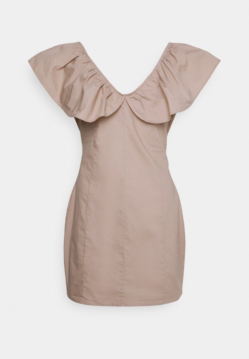 Vestido corto beige con gran escote rizado de tirantes caídos y cintura ajustada, diseño sencillo, tejido suave sobre fondo blanco.