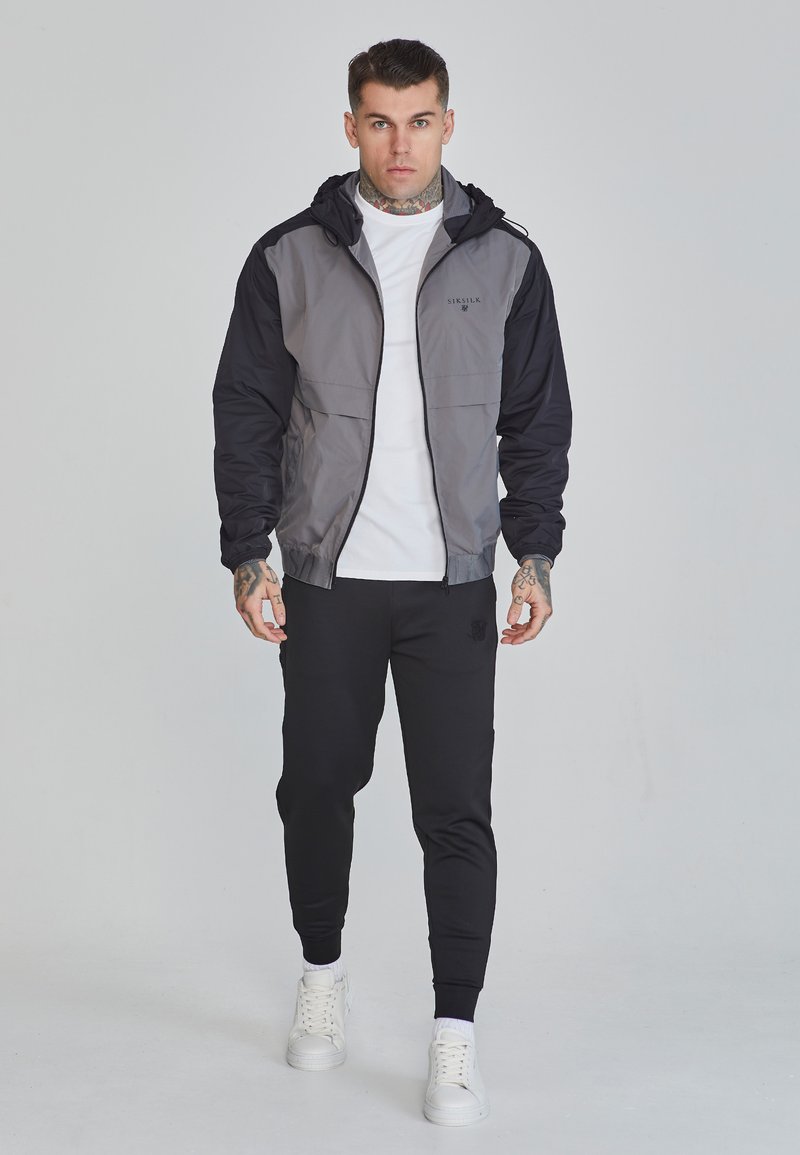 SikSilk Lichte jas zwart SikSilk Lichte jas zwart