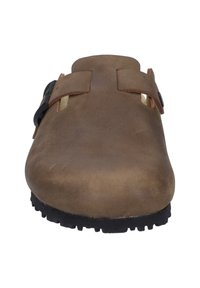 Zueco de ante marrón con dos hebillas metálicas negras ajustables, punta redondeada, parte superior texturizada y suela de goma con patrones de agarre.